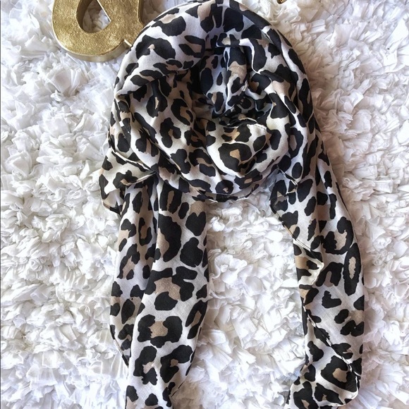 Large Wild-Leopard Print Scarf/Wrap - Picture 3 of 3
